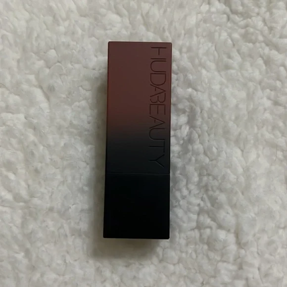 Huda Beauty Matte Lipstick in Interview - Picture 3 of 6